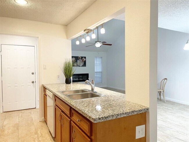Building Photo - 13897 Hollowgreen Dr