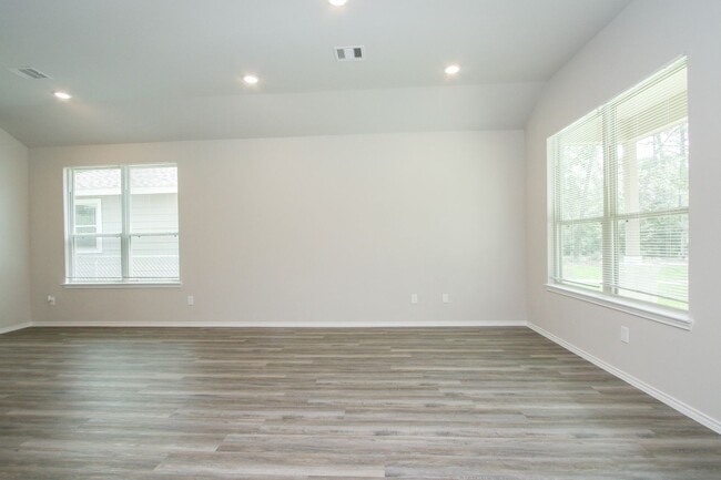 Building Photo - Beautiful 3 Bedroom / 2 Bathroom home in 7...