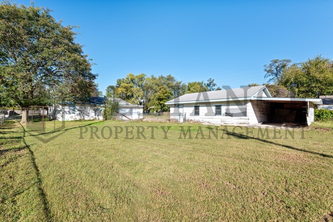Building Photo - 918 N Clara St
