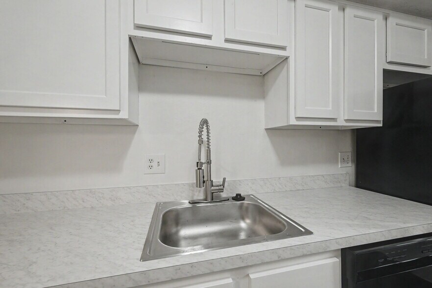 Building Photo - 7711 Brams Hill Dr