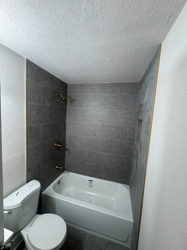 Building Photo - 4484 Binghamton Dr