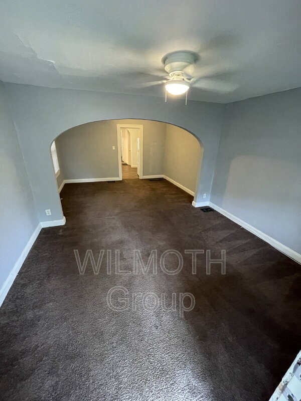 Building Photo - 890 N Gladstone Ave
