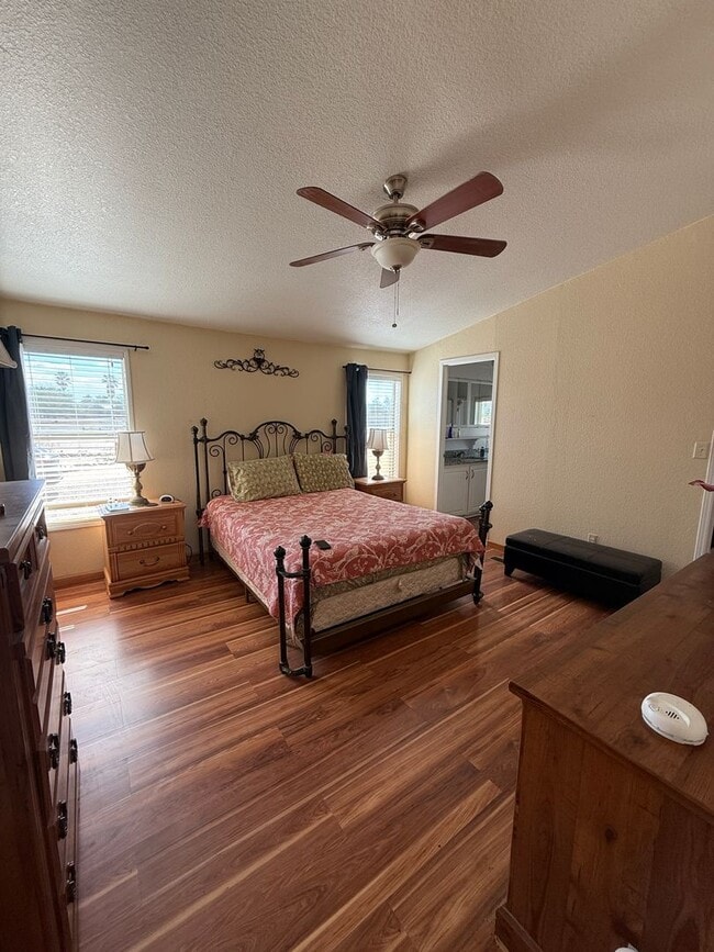 Building Photo - Charming 3-bedroom, 2-bathroom manufacture...