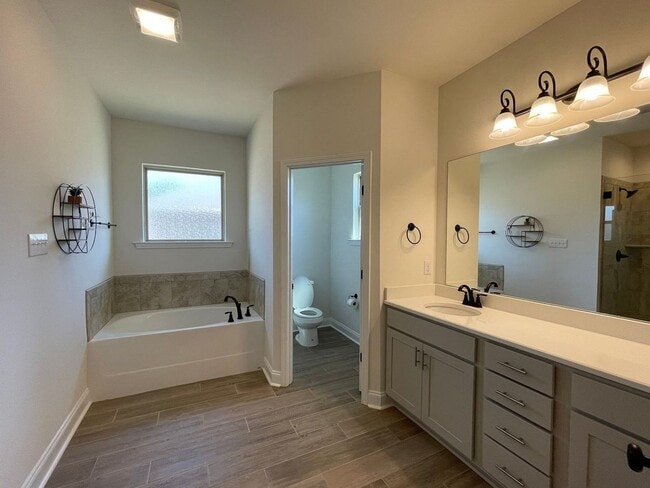 Building Photo - 3 Bedroom, 2 bathroom in Twin Beech Estate...