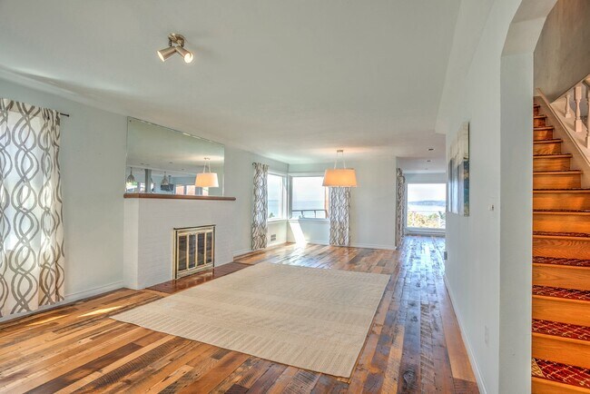 Building Photo - Stunning North Beach 4 bedroom, 3.5 bath with breathtaking view.