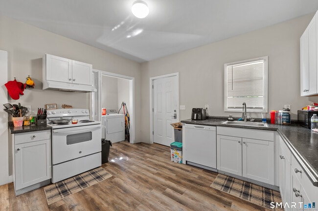 Building Photo - 26 Monroe St