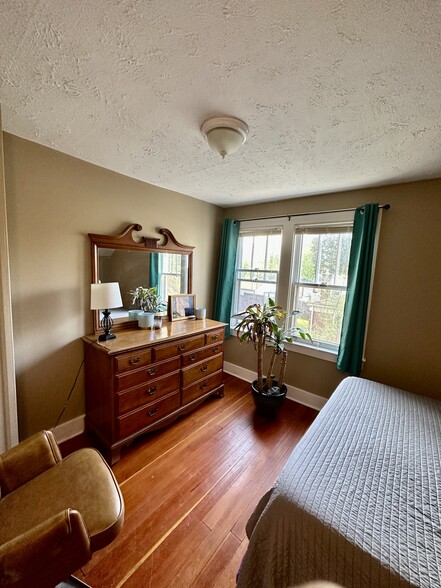 Office can be used as third bedroom - 2517 Maplewood Ave