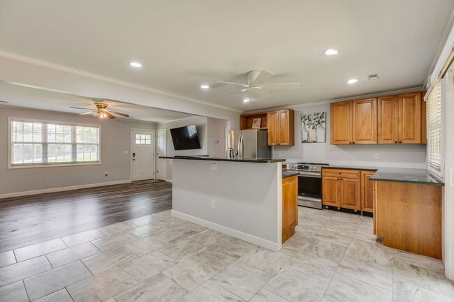 Building Photo - 3 Bed/1.5 Bath in Colonial Heights