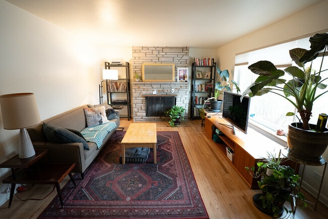 Building Photo - 180 Estes St