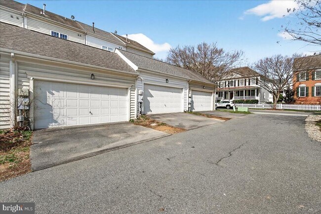 Building Photo - 910 Featherstone St