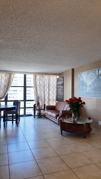 Building Photo - 2049 S Ocean Dr