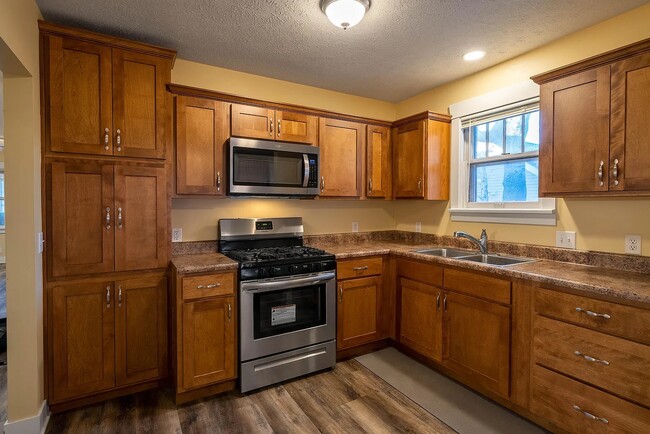 Building Photo - 411 Voorhis St