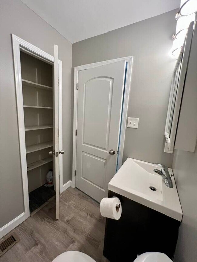 Building Photo - 2754 McCausland Ave