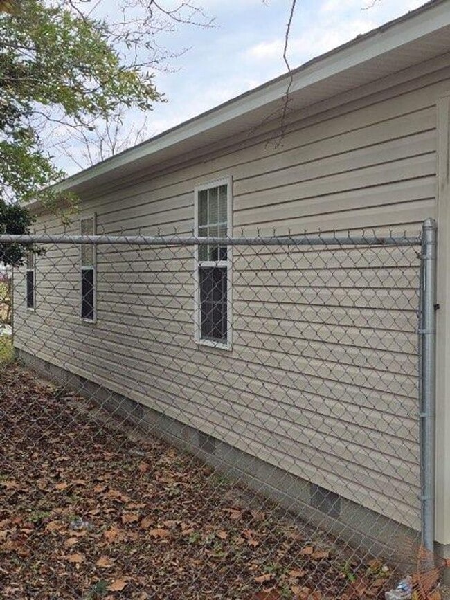 Building Photo - Cute Bungalow Convenient to Shopping & Restaurants!