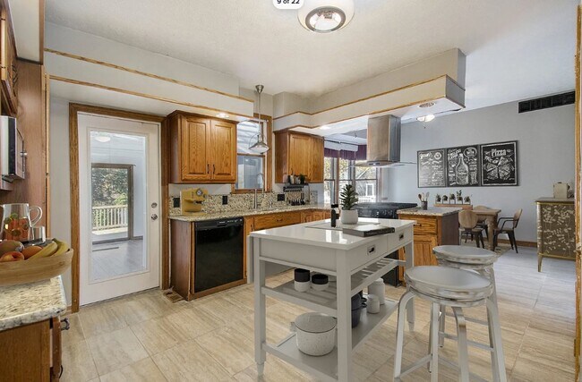 Building Photo - 1709 S Walnut Dr