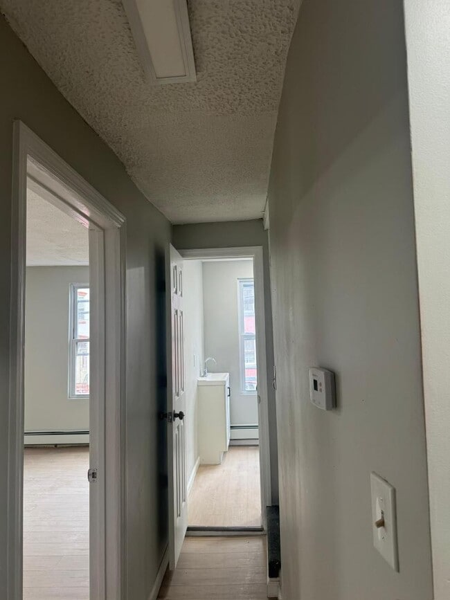 Building Photo - 163 Lander St