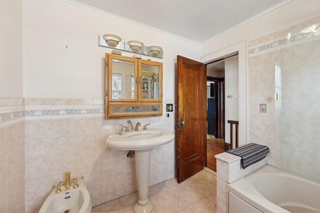 Building Photo - 48 Marinus St