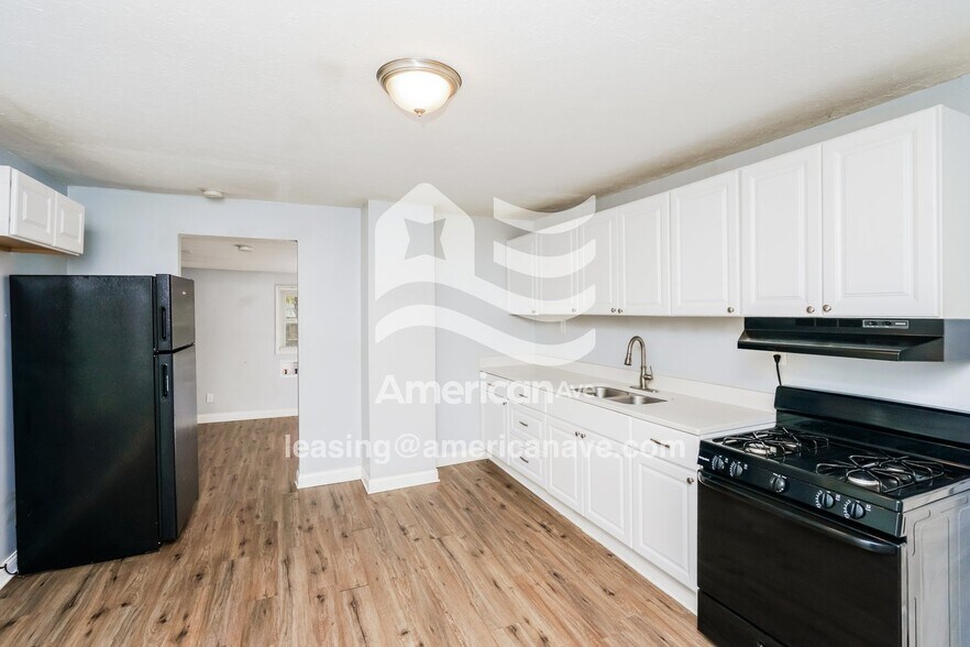 Building Photo - 2208 Lytle St