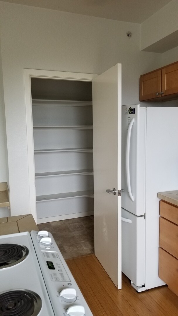 Building Photo - 2 Bedroom Condo SUPER close to Campus!