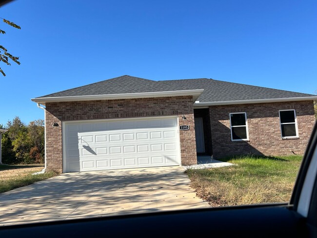 Primary Photo - 4 bedroom 2 bath Bolivar MO