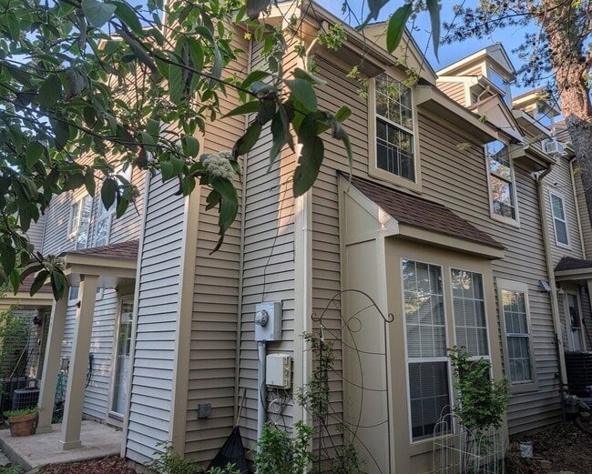 Building Photo - Cozy & Lifestyle-Oriented