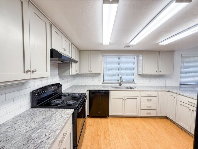 Building Photo - Beautifully Updated 4 Bedroom 2 Bathroom i...