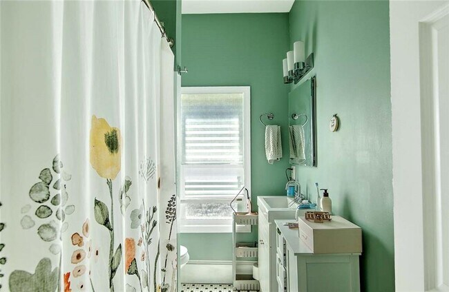 Building Photo - 220 Carpenter St