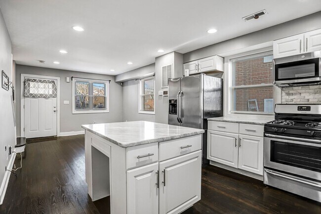 Building Photo - Bright and Beautiful Benning Ridge Abode