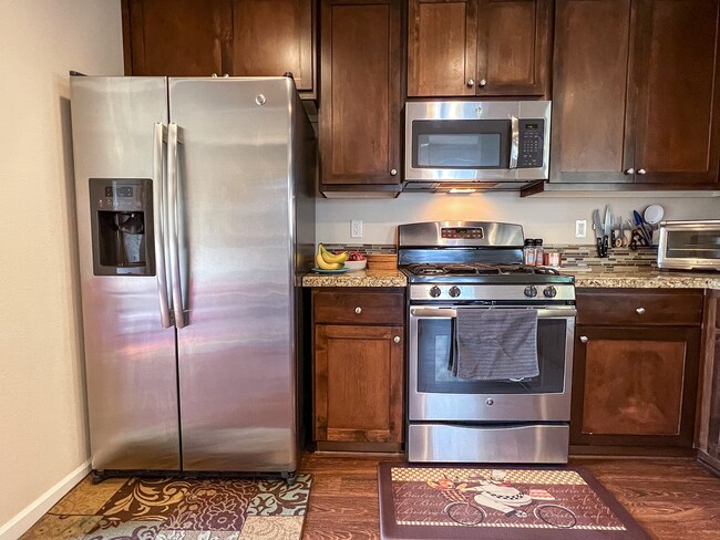 Building Photo - Great 3 Bedroom 2.5 Bathroom Townhouse End Unit!  2 Car Garage  + Washer & Dryer! Near Nike, Inte...