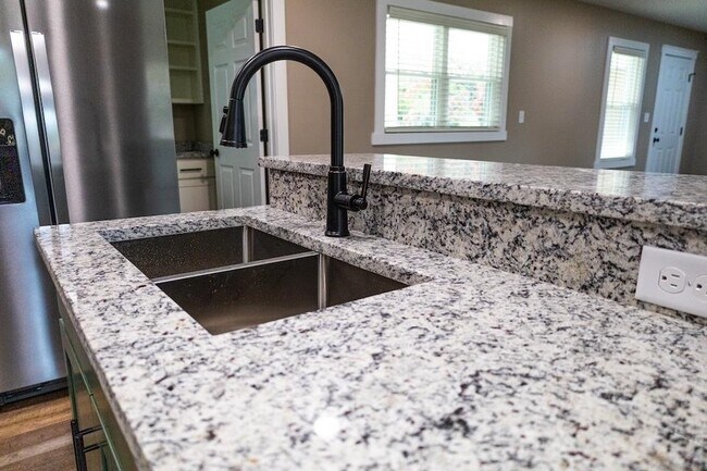 Building Photo - 516 Claremoor Ave