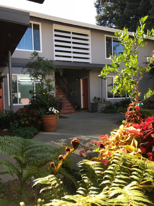 Building Photo - 111 Elm St