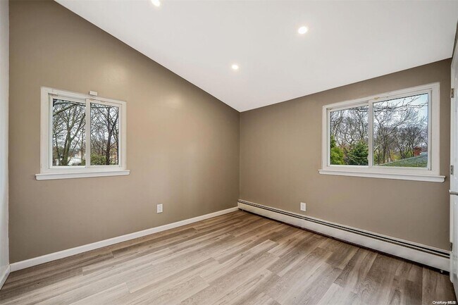 Building Photo - 7 Lexington Rd N