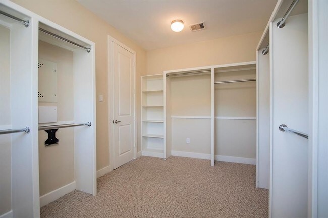 Building Photo - Contemporary townhome, rooftop terrace awa...