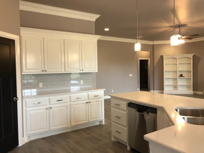 Building Photo - 1540 W Savannah Cir