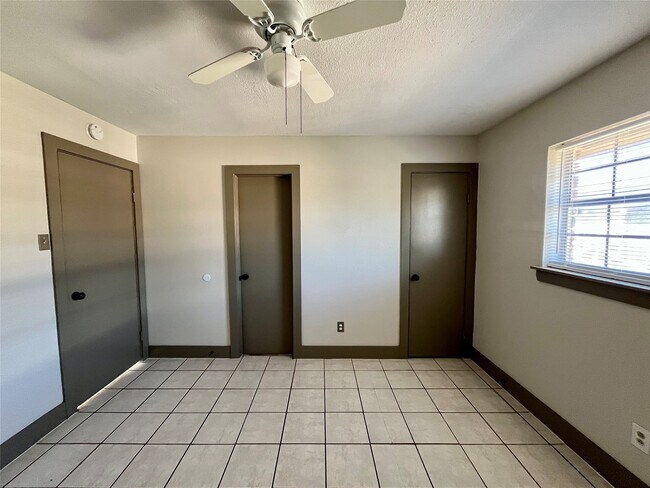 Building Photo - 1042 W Village Ct