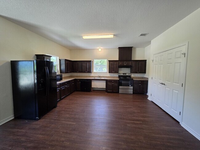 Building Photo - 3/2/2-Ready for Move In