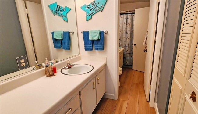 Building Photo - Adorable 1/1 condo with dock and amenity community