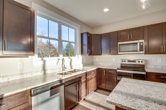 Building Photo - Townhome For Lease