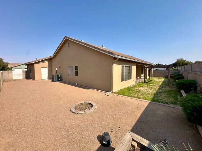 Building Photo - Beautiful 3 bedroom, 3 bathroom home with ...