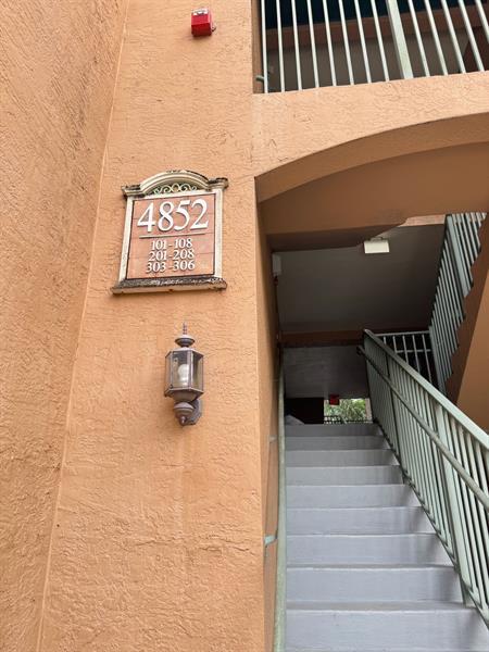 Primary Photo - 4852 N State Rd 7