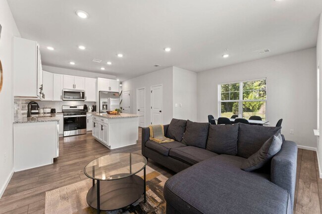Building Photo - Elegant 3-Bedroom Home in Isaac Court. Available the Second Week of October!