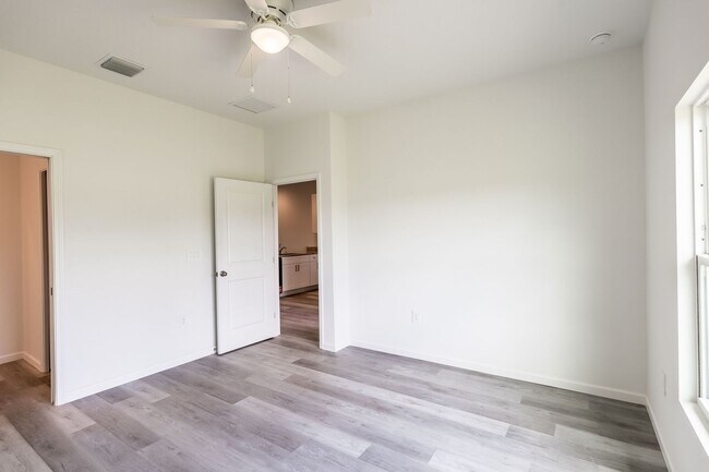 Building Photo - 5359 Vista Lago Dr