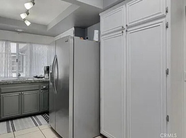 Building Photo - 5608 Las Virgenes Rd
