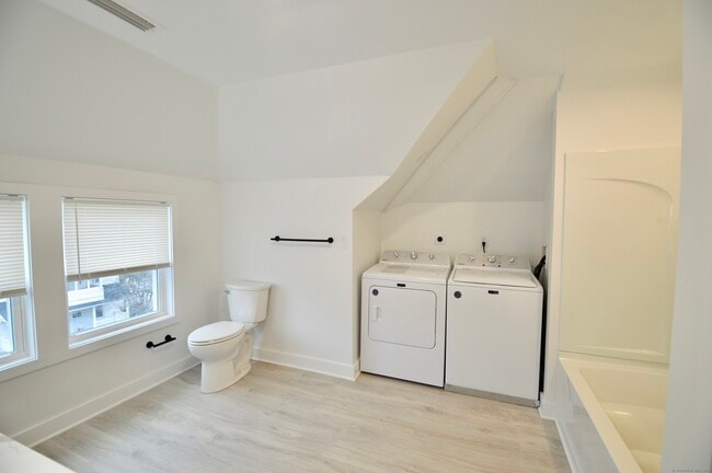 Building Photo - 21 Nichols St