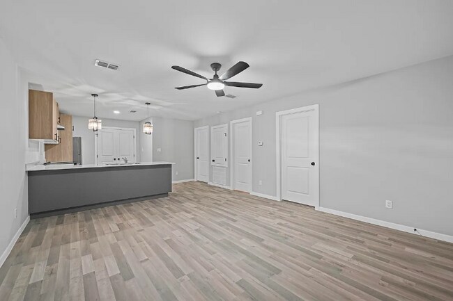 Building Photo - 905 Pleasantview Dr