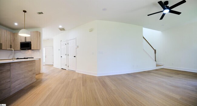 Building Photo - 307 Woodruff Lake Way