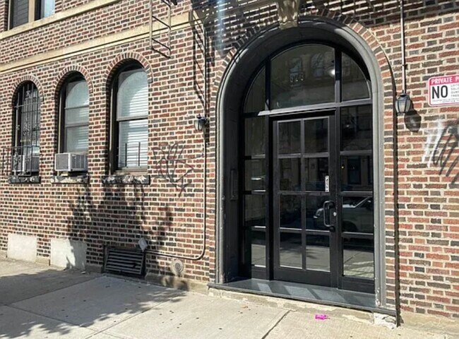 Building Photo - 373 S 4th St
