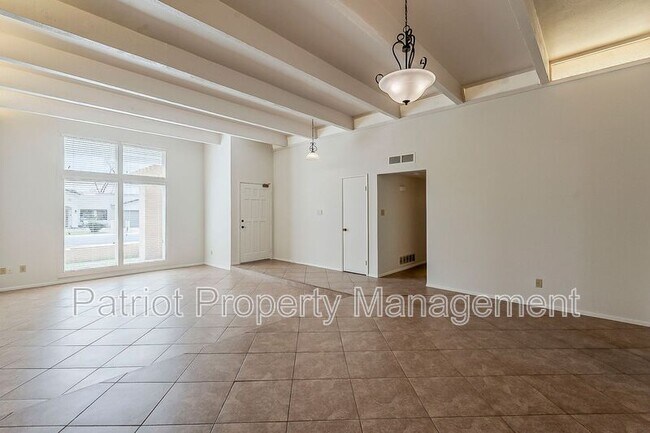 Building Photo - 5622 E Voltaire Ave