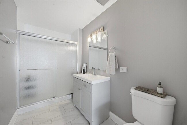 Building Photo - 910 W Madison St