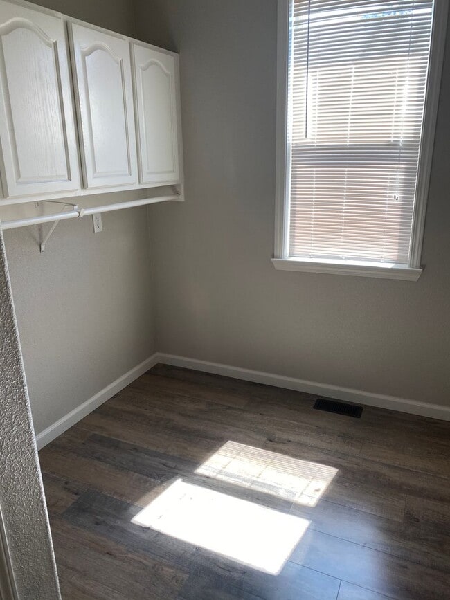 Building Photo - Located in the Heart of Reno